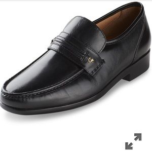 Men’s size 11 black loafers.